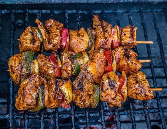 Lors de votre séjour, offrez-vous un délicieux dîner aux saveurs locales, préparé par votre hôte, Carole. Laissez-vous envoûter par l'authenticité des plats qui vous transporteront au cœur de notre région ! 🍽️ #ExpérienceLocale #CuisineAuthentique